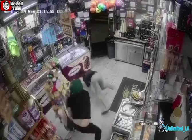 Video :A green-haired guy attacked a 65-year-old store owner